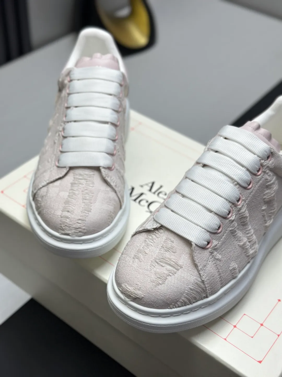 👟👟Ex-factory price 600👟👟 (🥇Top version produced in Dongguan🥇) A new upgrade of the classic McQueen white shoes. This upgrade of McQueen, which has been done for 4 consecutive years, will definitely bring you the most cost-effective ALEXANDER MCQUEEN classic in the market. If you are not confident about the quality of such a classic and world-destroying model, there is really no need to put it on the table🔙.  Purchased original version from HK counter, various demolitions.  All kinds of PKs are welcome💥.  (Anyone who has the original version at the stall is welcome🆚) The thick sole perfectly increases the elongated visual effect. The most perfect proportion of the shoe body is this last shape. The logo font on the rear tail is printed in small fonts. The logo on the foot is made of genuine leather with air-pressed colorless process. We will always update the color with the counter. 🔘Upper: genuine customized environmentally friendly full-grain cowhide 🔘Inner lining: imported mixed sheepskin (the genuine product is also sheepskin, not the cheap cowhide on the market) 🔘Sole: Exclusive molded TPU➕rubber injection molded layered outsole, (purple tail, pink tail, red tail, burgundy tail, rose gold tail sequin series, Velcro men's model needs to be customized, non-returnable) 🔘Code number 34-44 (women's size 34.40 is custom-made).